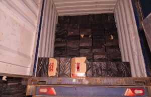 Dos sospechosos se detuvieron después del contrabando de 80,000 cigarrillos disfrazados de telas