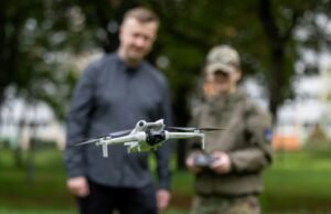 Adolescentes polacos estudian en el primer curso de drones supervisado por el ejército