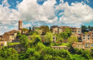 Ubicado entre Roma y Pisa está la comuna descuidada de Italia con el encanto medieval y la rica historia