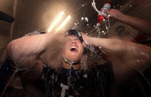 Los Dodgers avanzan a la Serie de Campeonato de la Liga Nacional después de un error inicial, los Cachorros fuerzan el Juego 5