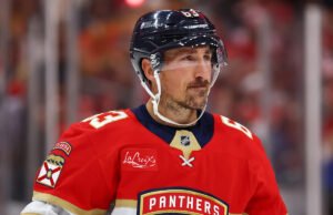 La estrella de los Panthers, Brad Marchand, se toma un tiempo libre del equipo para apoyar al entrenador de hockey juvenil local cuya hija murió de cáncer.