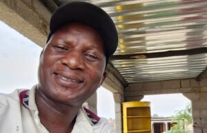 Poeta y diputado de Zimbabue muere tras atropellar a un elefante