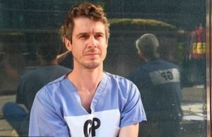 Un médico es suspendido por participar en la protesta Just Stop Oil, durante la cual utilizó un martillo y pintura en aerosol naranja para dañar las bombas de combustible.