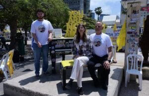 Miles de israelíes tocan el piano en honor del rehén Alon Ohel