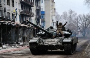 Los aliados de la OTAN están apostando a los tanques, incluso si los drones explosivos los limpian en Ucrania