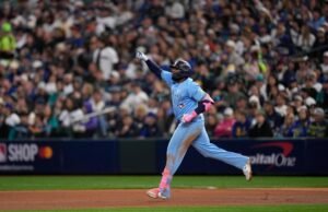 Guerrero y Springer encienden a los Azulejos y reducen la ventaja de los Marineros en la Serie de Campeonato de la Liga Americana a 2-1 con una goleada de 13-4