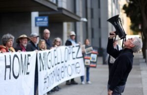 Manifestantes del Área de la Bahía se manifiestan por el padre expulsado de Livermore en el tribunal federal