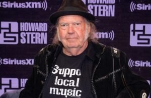 Neil Young retirará su música de Amazon en protesta