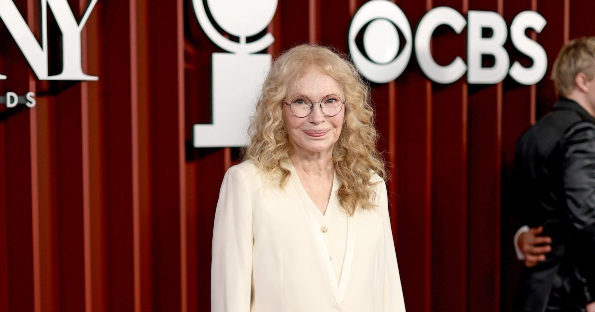 GettyImages-2219206667 La ex esposa de Woody Allen, Mia Farrow, reacciona ante la muerte de Diane Keaton