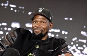 La estrella de la NBA, Kevin Durant, dispara su tiro con el presentador del programa Kay Adams