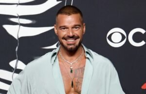 Ricky Martin, de 53 años, comparte una selfie desnuda que muestra sus abdominales