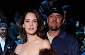 Lana del Rey y su esposo Jeremy Dufrene PDA en la Semana de la Moda de París