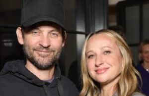 Tobey Maguire apoya a su ex esposa Jennifer Meyer en la fiesta de la marca de joyería