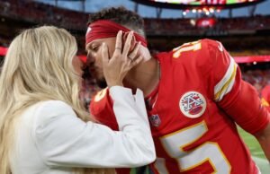 Brittany Mahomes luce el glamour del día del juego y besa a Patrick Mahomes