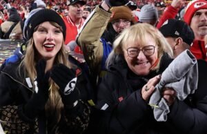 Donna Kelce usa una gorra de Taylor Swift en Monday Night Football