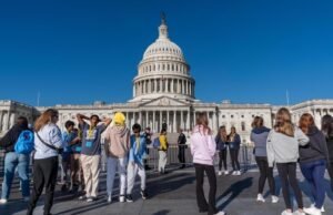 Juez bloquea temporalmente el despido de trabajadores durante el cierre