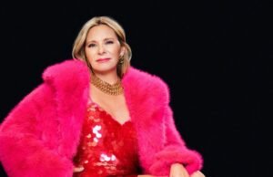Kim Cattrall, de 69 años, tiene piernas largas con un vestido de paja