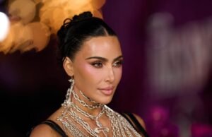 La película de OJ Simpson establece paralelismos con la afirmación falsa del alunizaje de Kim Kardashian