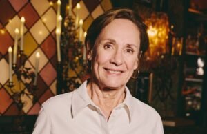 La estrella de ‘Monster’ Laurie Metcalf en la escena desnuda de Charlie Hunnam como Ed Gein