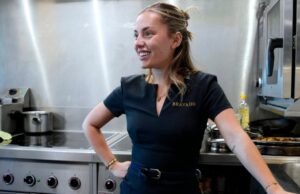 Bajo el Med Ragity Pont Kizzi Kitchener accidentalmente dormía con un miembro de culto