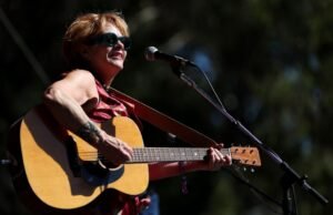 El bluegrass apenas ofrece estrictamente una banda de tierra arenosa, Shawn Colvin, más