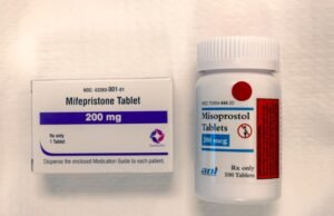 La decisión de la FDA sobre la mifepristona tiene a ambas partes desconcertadas