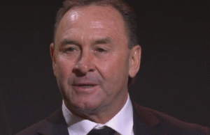 Equipo del año, el entrenador de Canberra Raiders, Ricky Stuart, hunda las primeras finales en la final bajo el nombre de Ethan Strange