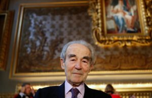 La tumba del ex ministro de Justicia francés Badinter, desfigurada con graffitis antes de la ceremonia del Panteón