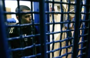Prisionero palestino cuya liberación está programada para atacar a una guardia de prisión