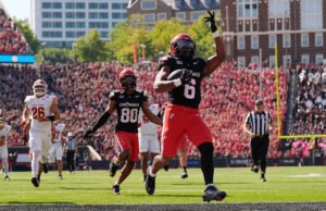 Cincinnati se ejecuta en el estado 14 de Iowa en la primera mitad, va por encima de ganar la victoria clasificada por primera vez desde 2021