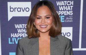 Recrea el look de falda de cuero de $1,800 de Chrissy Teigen por $28