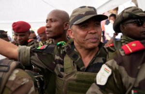 La UA suspende a Madagascar como líder militar para prestar juramento como presidente