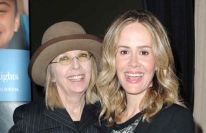 Sarah Paulson es vista llorando afuera de la casa de Diane Keaton después de su muerte.