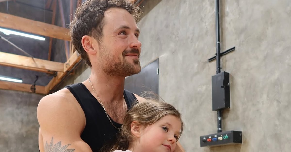 Dylan Efron comparte dulces fotos de ensayo de