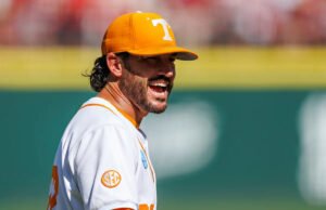 Se informa que los Gigantes están más cerca del entrenador en jefe de Tennessee, Tony Vitello, como próximo entrenador