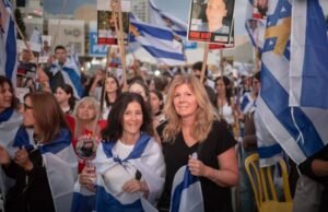 Israelíes se reúnen en Tel Aviv a la espera de la liberación de los rehenes de Gaza