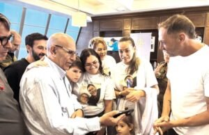 La Unión Mundial Maccabi da la bienvenida a los rehenes y familias liberados en Kfar Maccabiah