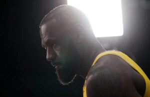 LeBron James se dejó de lado para el comienzo del campo de entrenamiento de los Lakers con “irritación nerviosa en las nalgas”