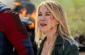 Jennifer Holland en Harcourt luchando contra los nazis