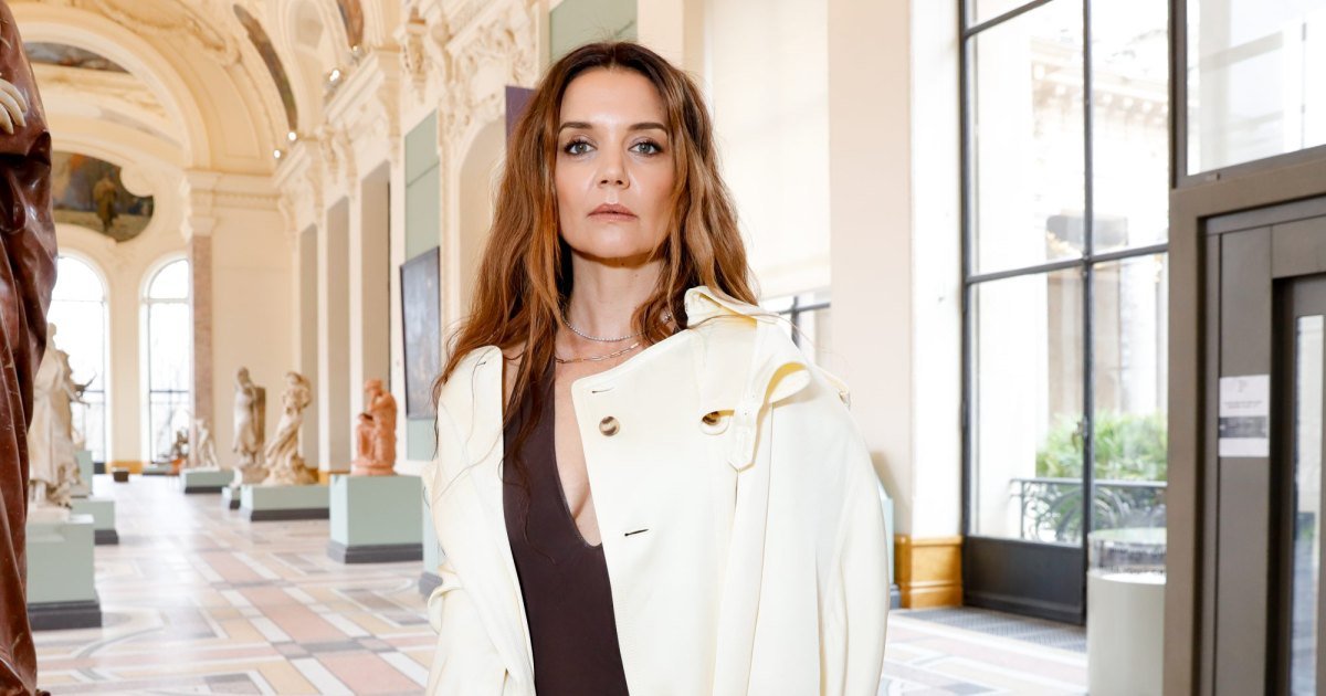 Katie Holmes en la feria de moda Zimmerman Fall RTW 2025 como parte de la Semana de la Moda de París celebrada en Petit Palais el 10 de marzo de 2025 en París, Francia. (Foto de River Callaway/WWD vía Getty Images)