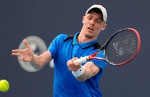 El canadiense Denis Shapovalov vence a Marcos Girón en el Swiss Indoors