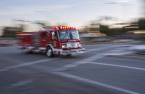 Tolva médica se estrella en la autopista de Sacramento, hiriendo a tres