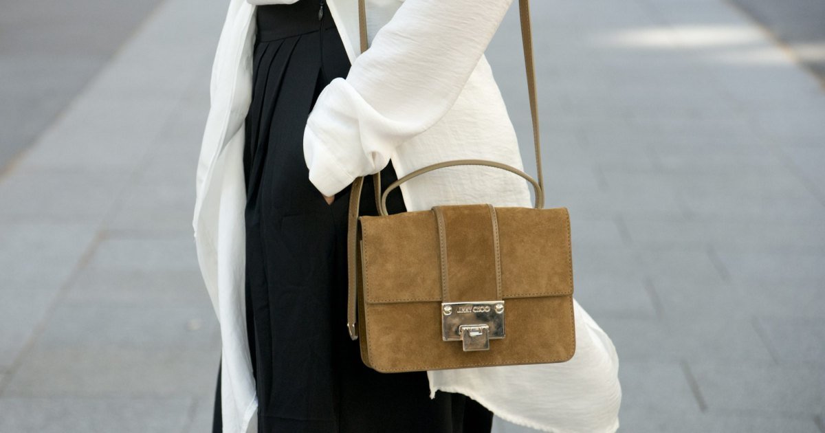 PARÍS, FRANCIA - 3 DE OCTUBRE: La blogger de moda Julia Haghjoo viste un top de Asos, pantalones Tibi y un bolso Jimmy Choo en el quinto día de la Semana de la Moda de París Primavera/Verano 2016/17 el 3 de octubre de 2015 en París, Francia. (Foto de Kirstin Sinclair/Getty Images)