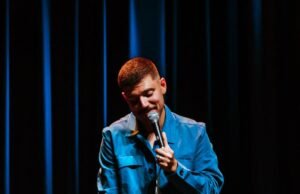 Angelo Colina quiere reír en español a pesar de todo