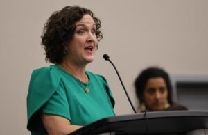 “ No quiero todo esto delante de la cámara ”, explica Katie Porter, candidata al gobernador Katie Porter en una entrevista irregular