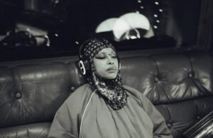 Erykah Badu dice que “el arma de mamá” siempre guía su evolución musical