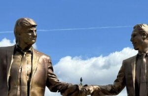 La estatua de Trump-Epstein está de vuelta en el centro comercial nacional después de la retirada