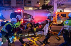 Al menos 44 muertos en un gran incendio en edificios residenciales en Hong Kong