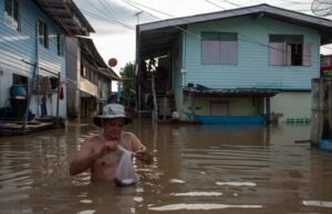 Se ordenan evacuaciones porque las fuertes lluvias provocan inundaciones en el sur de Tailandia