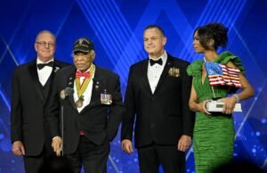 ‘¡EE.UU!’ triunfa sobre “DSA!” » Una celebración de los héroes estadounidenses en Long Island inspira días después del presumido triunfo de los socialistas de Gotham.